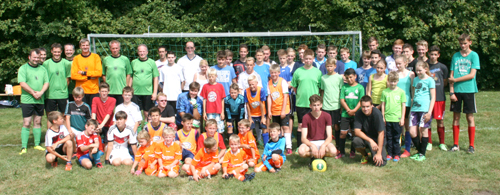 Acht Teams stellten sich zum Foto beim Willener Fussballturnier des Brger- und Heimatverein